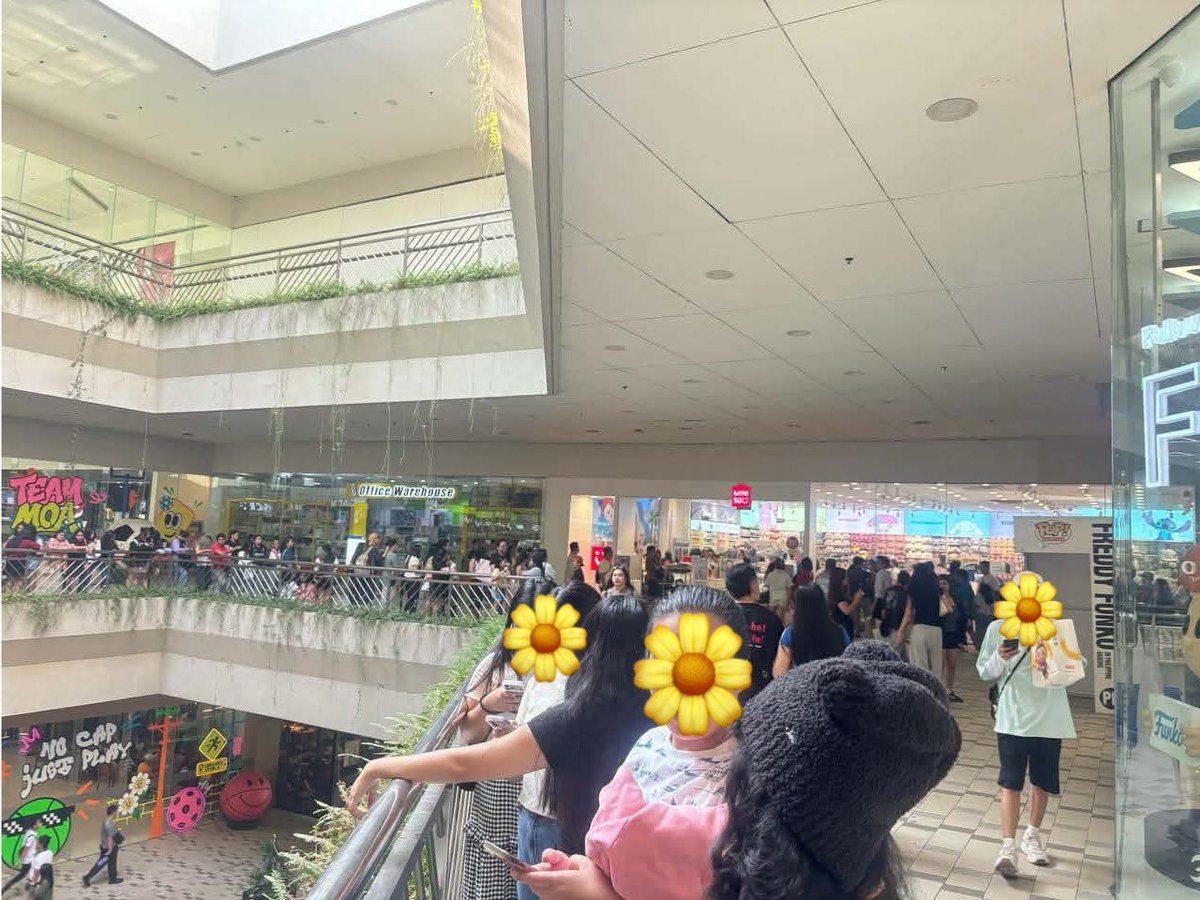 enhypen_phi's tweet photo. ENHYPEN X MINISO AT MOA! ๐ต๐ญ
Long queues are to be expected here at Miniso, SM Mall of Asia for the first day of ENHYPEN x MINISO Collaboration!
#ENHYPEN #์ํ์ดํ @ENHYPEN @ENHYPEN_members #MinisoPh #LifeIsForFun #MinisoPhilippines https://t.co/7d5WewKKSg