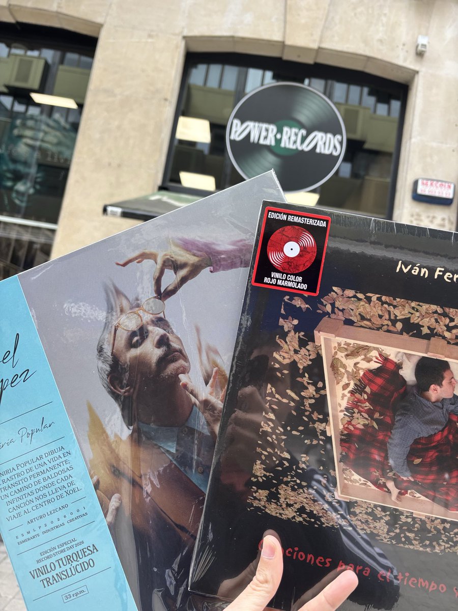 danielmenchaca's tweet photo. @RSD_Spain con mis tesoros en rojo marmolado y turquesa translúcido de mis gallegos universales @ivanferreiro y @xoellopez Viva la música y vivan las tiendas de discos! https://t.co/cHHd5o4ySQ
