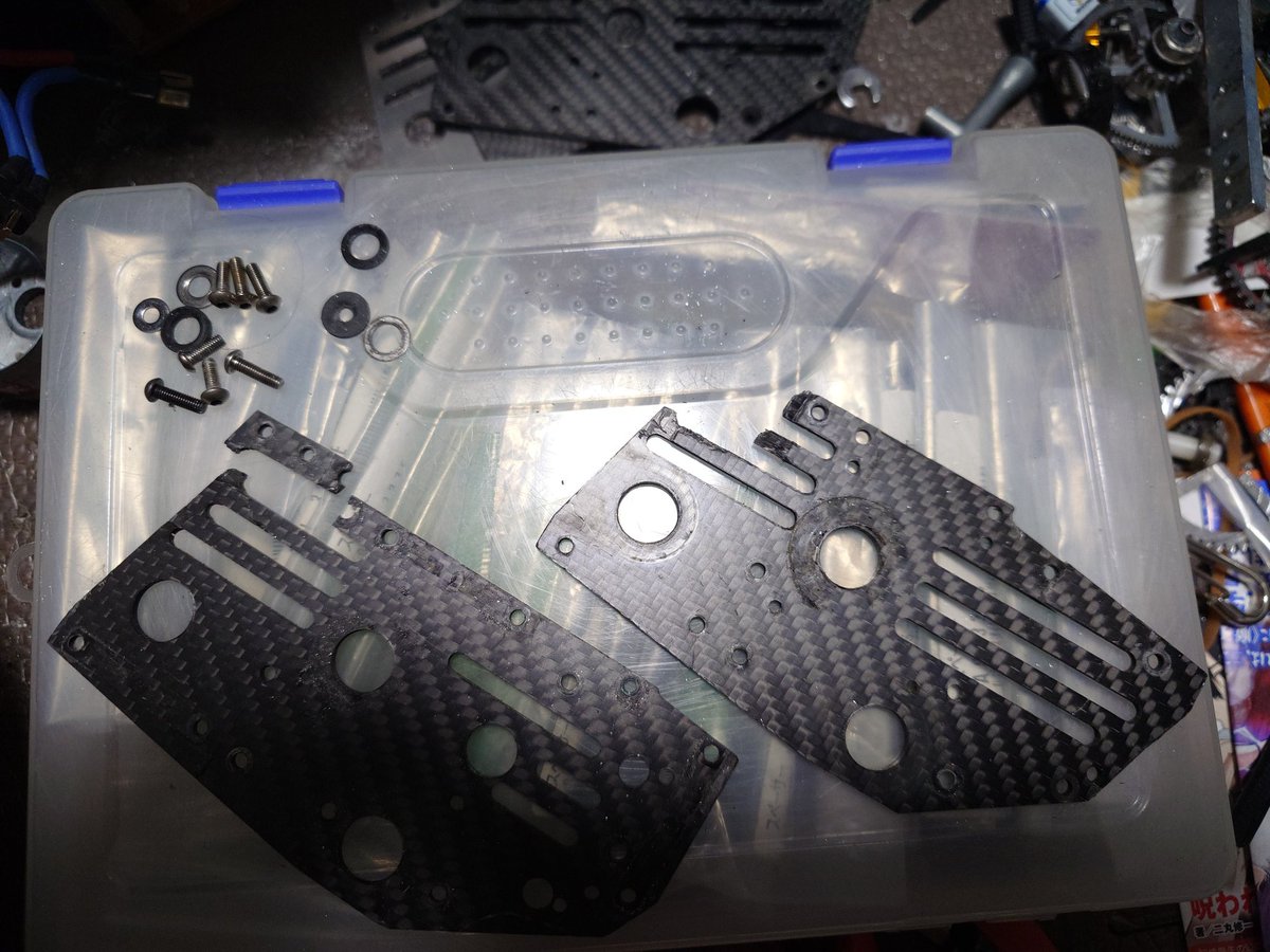 dark44451's tweet photo. 盛大に割れてるw
なんか組み立て直したらネジとかワッシャーが余った。
なんでだろ？ https://t.co/rzhWFZeqc7