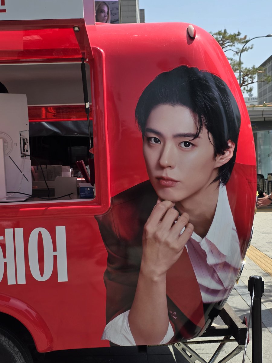yamakko_0616's tweet photo. 명동역 내리니 
<닥터포헤어> 광고속 
@BOGUMMY 만나고
7번 출구로  올라오니
팝업장소에서  또 만났다.
소소한  행복이 가득..🤗
#닥터포헤어  #박보검 https://t.co/sW8QO1qCe5