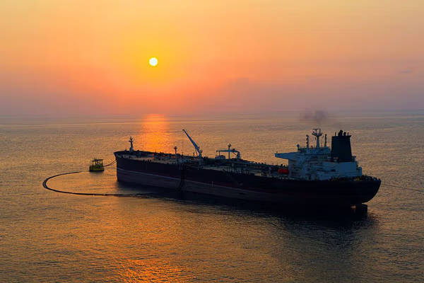 MarianoGiustino's tweet photo. ULTIM'ORA: Chiuso nuovamente lo stretto di #Hormuz. Le tensioni stanno aumentando nello Stretto di Hormuz.
L'#Iran ha annunciato in un comunicato di aver nuovamente chiuso lo Stretto di Hormuz a causa del blocco navale statunitense. 
Come vi avevamo anticipato, #Trump non dice che il controllo di Hormuz è sempre nelle mani della repubblica islamica che non mollerà nel modo più assoluto.
Aggiornamenti a breve...