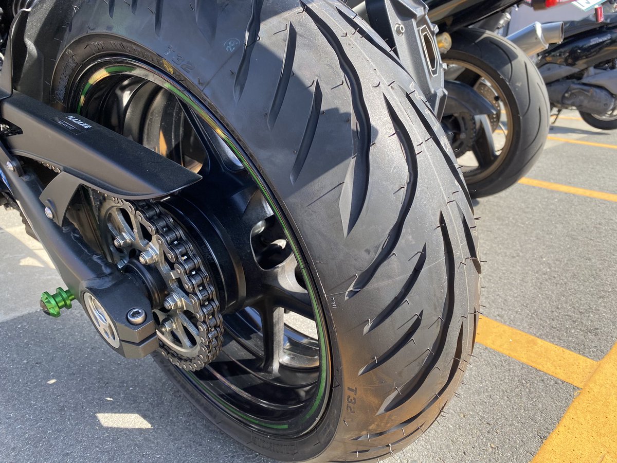 ReturnRider3's tweet photo. 忍千のタイヤ交換完了！
今回は、来月車検もあるので…。
BS T32にしました。
ツーリングタイヤどうなんだろ？

とりあえず、皮剥きは明日…。

#忍千 https://t.co/EYKHJ0MMM5