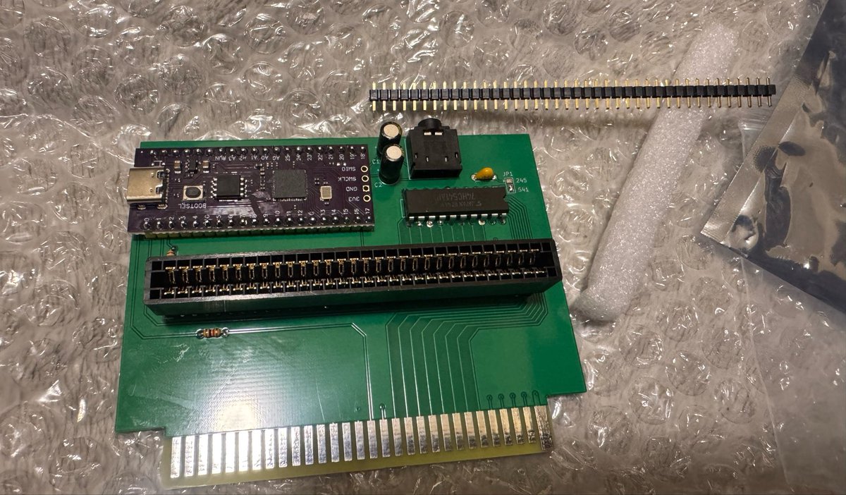 aki_msx's tweet image. 組み立て終了〜
黄色いラズパイ付属のは付いてたから
このピンは余分のラズパイ取り付け用かな
で、これ何に使えるんやったっけ？
windows用か
60ピン位あるもんな
ファミコンに繋げてPCで鳴らすって感じか
もう一つのやつ早よキットにならんかなぁ
^_^
#WINDOWS
#ファミリーコンピュータ