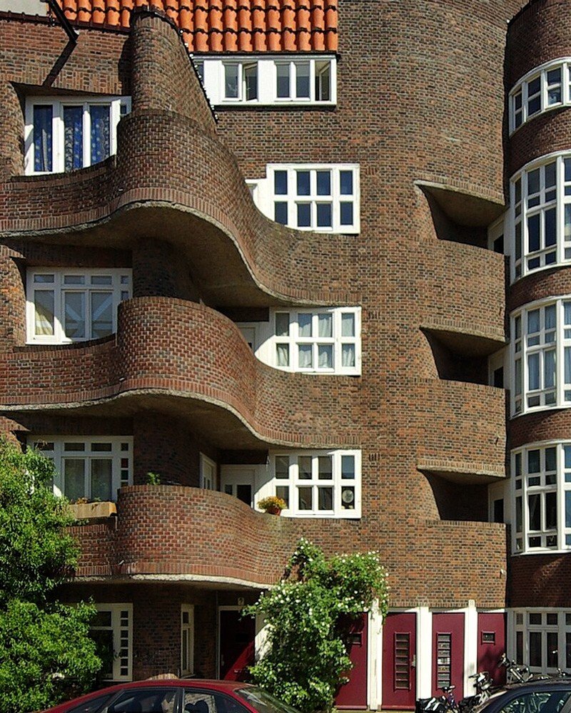archistar1's tweet image. Woonhuis Holendrechtstraat 1–47 
#architect Margaret Staal-Kropholler, 1921 
E' un esempio straordinario della Scuola di Amsterdam, dove le facciate degli edifici residenziali venivano trattate quasi come sculture.
Balconi ondulati, ivolumi curvi e la linea del tetto scenografica