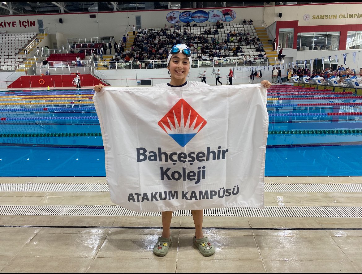 bhcshr_samlise's tweet photo. Okul Sporları Minikler A Yüzme yarışmalarında okulumuzu başarıyla temsil eden Kuzey Tosunoğlu’nu gönülden tebrik ediyoruz.
Azmi ve emeğiyle bizleri gururlandıran öğrencimize başarılarının devamını diliyoruz. 🏊‍♂️🏆 https://t.co/5V3HrDOX06