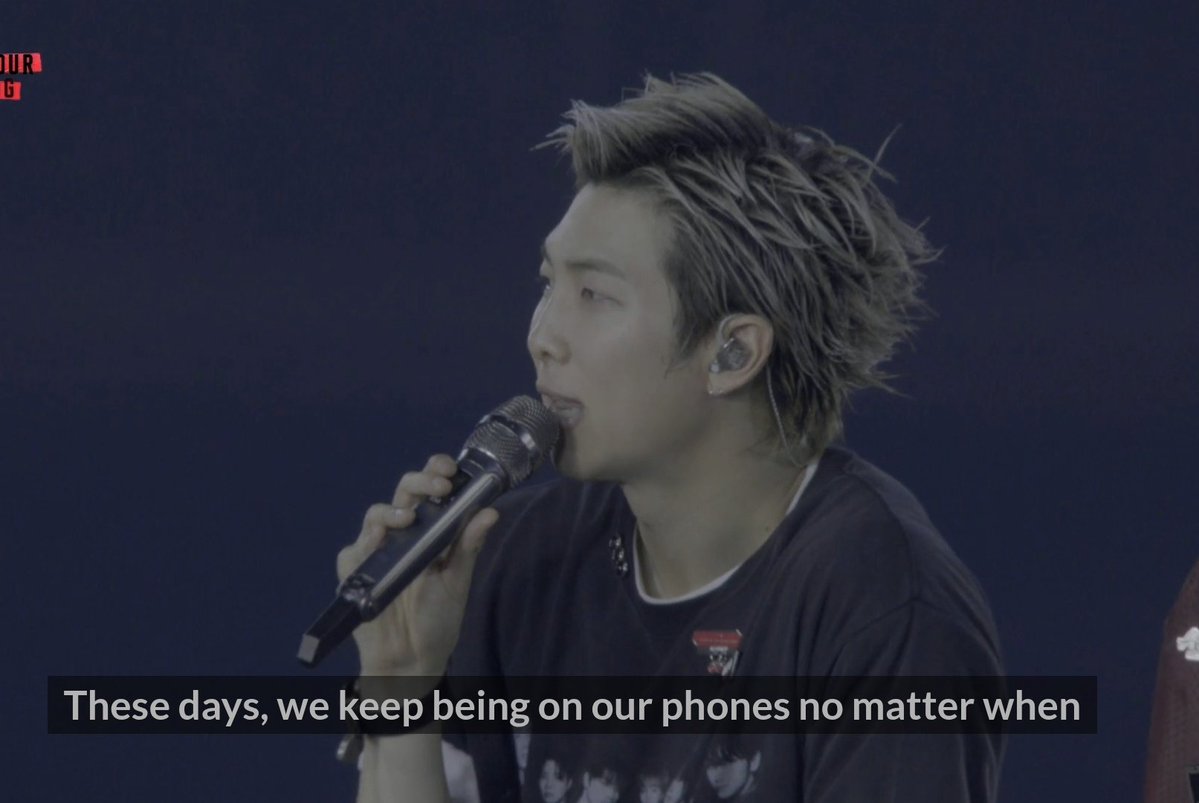 Arab_Armys_Vote's tweet image. "هذه الأيام نمضي وقتنا منشغلين بهواتفنا مهما كانت الظروف ... لكن اليوم نظرتم إلينا بأعينكم فعليًا بدلًا من هواتفكم الذكية. كان شعورًا رائعًا حقًا! وخلال هاتين الساعتين، بدا وكأنكم جعلتمونا نجومًا في فيلم..." — نامجون خلال حفل اليوم 🥹