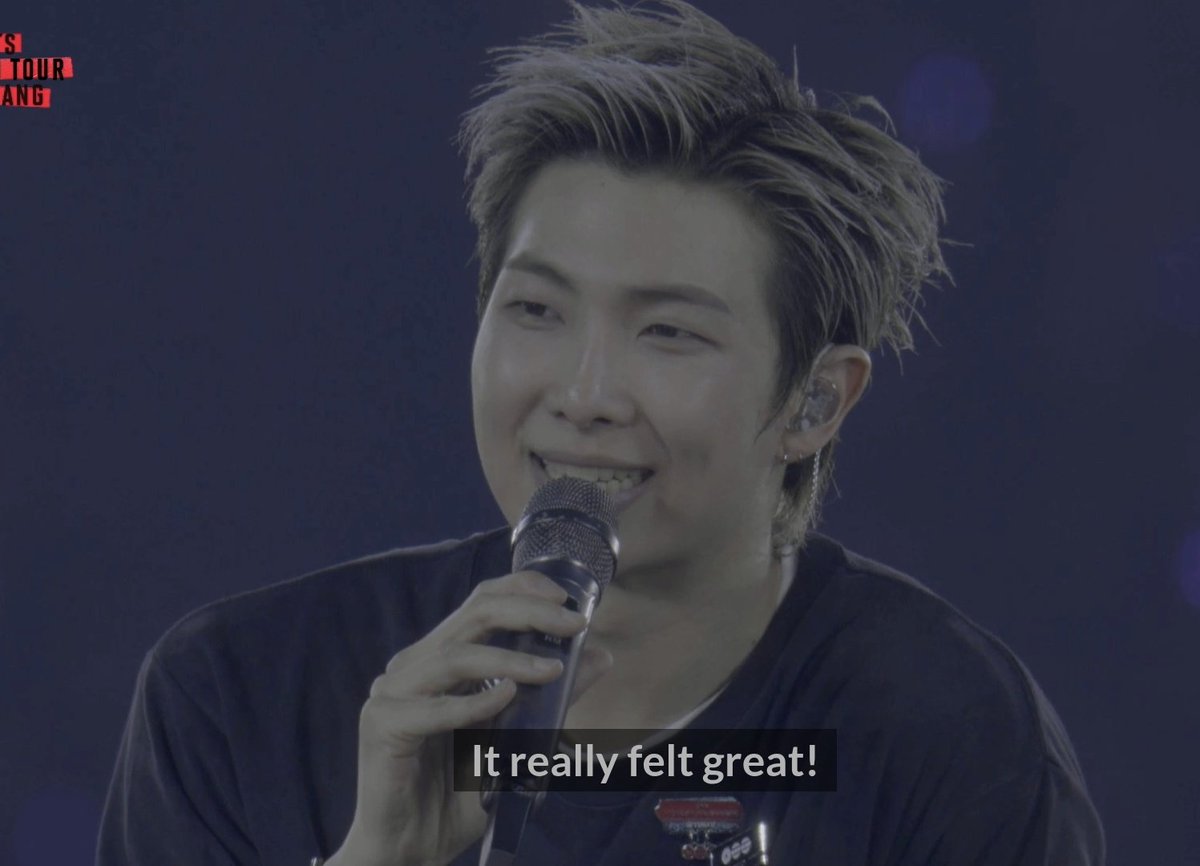 Arab_Armys_Vote's tweet image. "هذه الأيام نمضي وقتنا منشغلين بهواتفنا مهما كانت الظروف ... لكن اليوم نظرتم إلينا بأعينكم فعليًا بدلًا من هواتفكم الذكية. كان شعورًا رائعًا حقًا! وخلال هاتين الساعتين، بدا وكأنكم جعلتمونا نجومًا في فيلم..." — نامجون خلال حفل اليوم 🥹