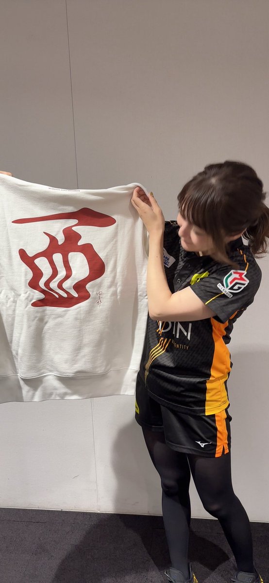 kurosawasaki's tweet image. ウッチーが渡したいものがあるって言いにきて…🎁、

🤤←この顔で出て行ったら、苺カラー🍓の可愛いパーカーをいただきました✨

いつかうっちーとダブルゲストがあれば、お揃いで着ていきたいねと話しました😆

みんなもお揃いいかが？🩷

#PR #ZOZOTOWN #Mリーグ
@zozojp 
zozo.jp/event/mleague/