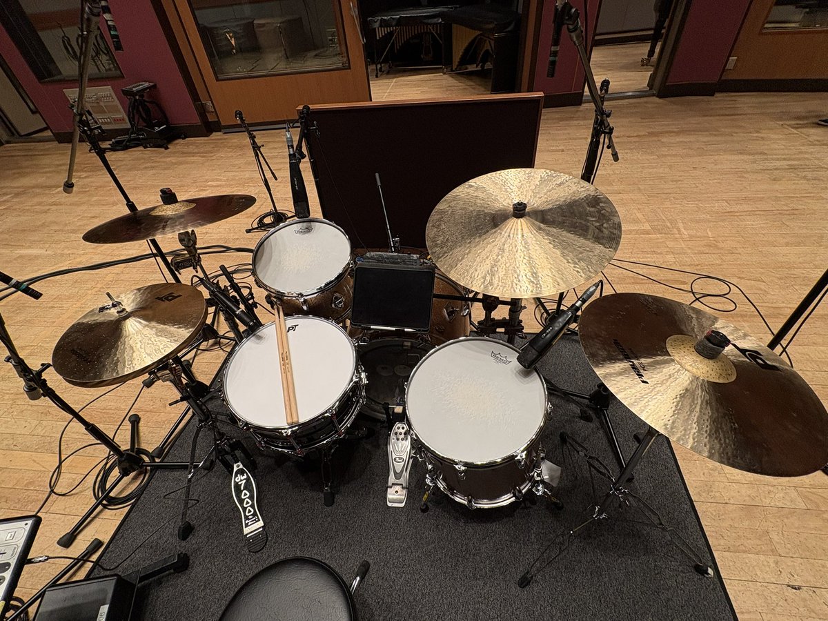 ero1q's tweet photo. そして今日の劇伴レコーディングにて。
こちらのPLAY TECHのハイハット
同じ組み合わせで使ってみた。
3種類試してみたけど
この組み合わせが
曲の雰囲気にもよくあってたかと!
ビンテージグレッチもナイスでした!
劇伴詳細はまた!🤩
#PLAYTECH
#LERNI
#GRETSCH
#PORKPIE https://t.co/6fndCi04zf