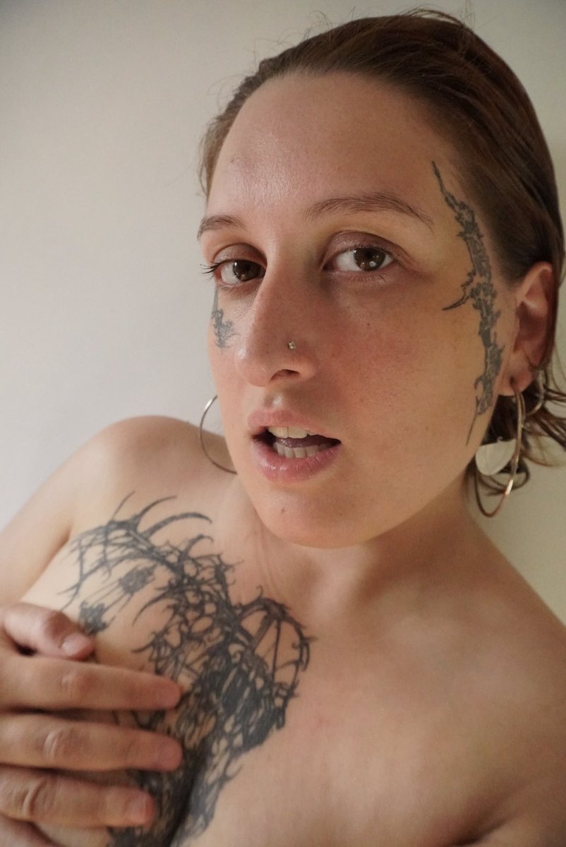 bbynalaska's tweet photo. #of #onlyfans #facetattoo #curvy 
Hey j’aurais préféré commencer cette journée avec toi ☺️ https://t.co/EYMbBWYuyT