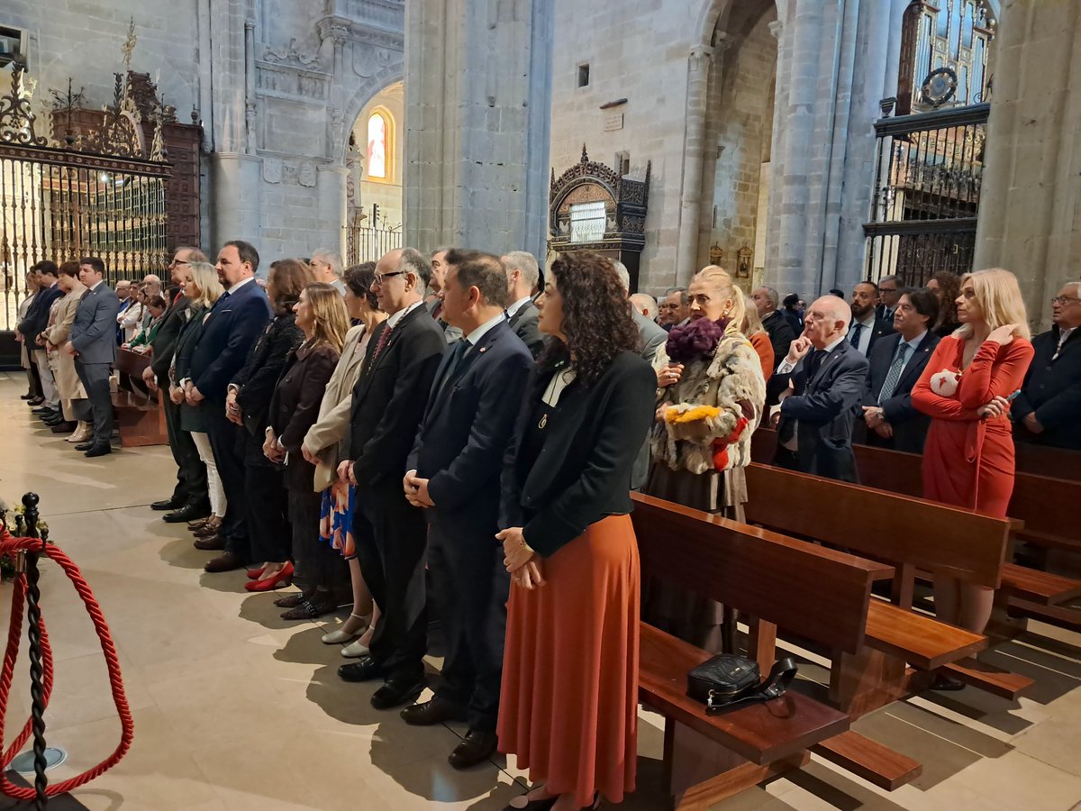 CGCAFE_AAFF's tweet photo. Misa en la Catedral de Santo Domingo de la Calzada en honor de nuestro Santo Patrón con el coro de los #AFColegiados https://t.co/One9j4V47O
