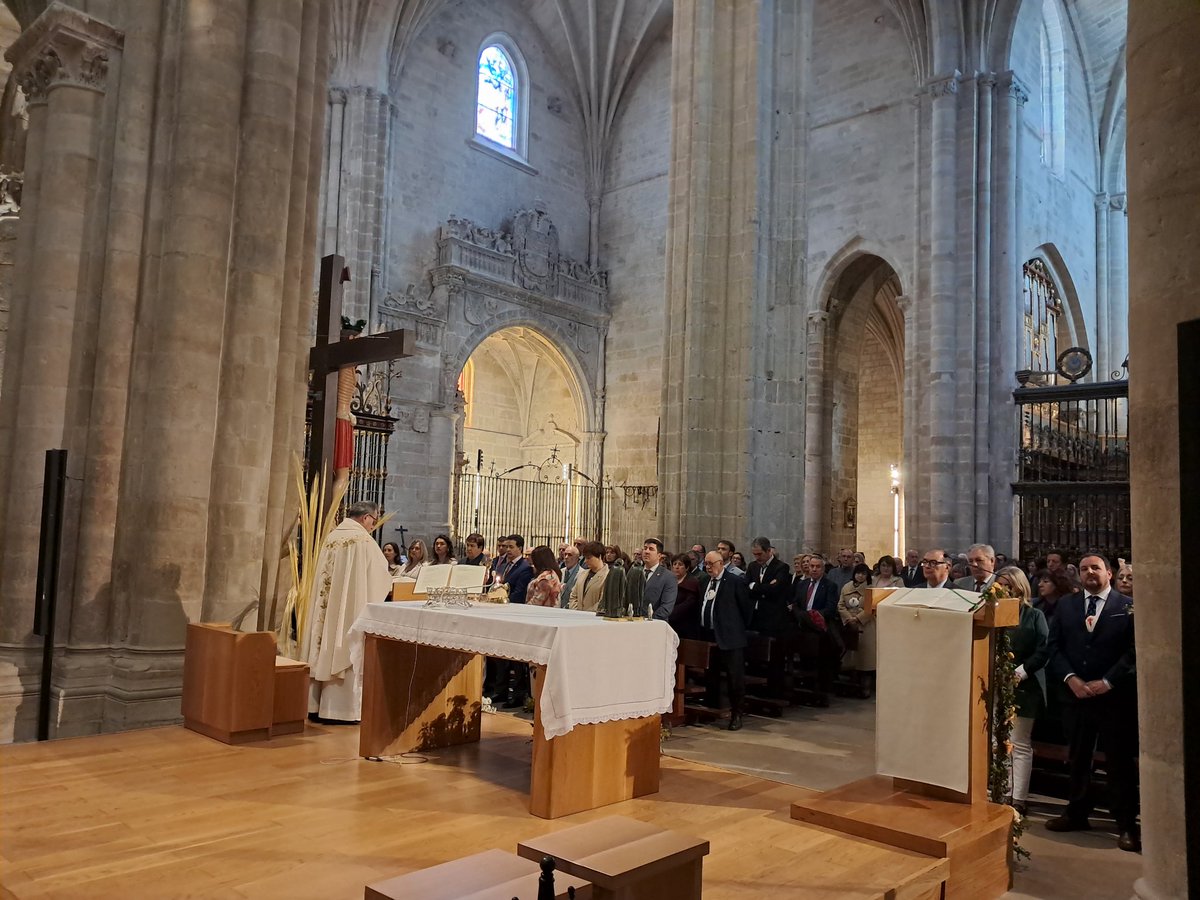 CGCAFE_AAFF's tweet photo. Misa en la Catedral de Santo Domingo de la Calzada en honor de nuestro Santo Patrón con el coro de los #AFColegiados https://t.co/One9j4V47O