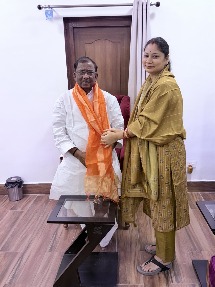 आज काशी आगमन पर BLW गेस्ट हॉउस में आसाम के महामहिम राज्यपाल अभिवाहक आ•लक्मण आचार्य जी को अंगवस्त्र पहनाकर कर उनका आशीर्वाद लिया l
<a href="/Laxmanacharya54/">लक्ष्मण प्रसाद आचार्य (Lakshman Prasad Acharya)</a>