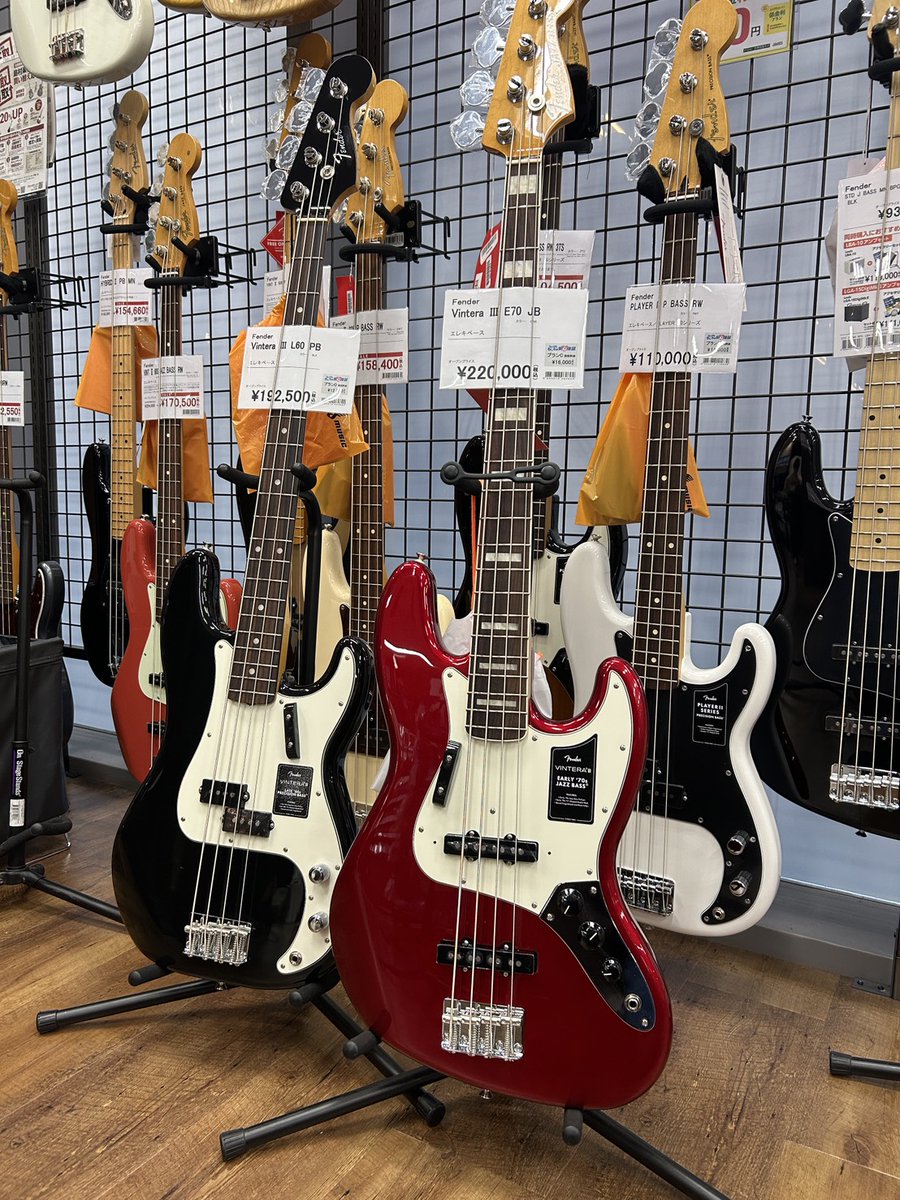 shima_umeda's tweet photo. 話題のFender VinteraⅢが当店にも入荷しております!
よりリアルなヴィンテージの風貌を纏っていますね✨
是非お試しください!! https://t.co/m05ulMeF68