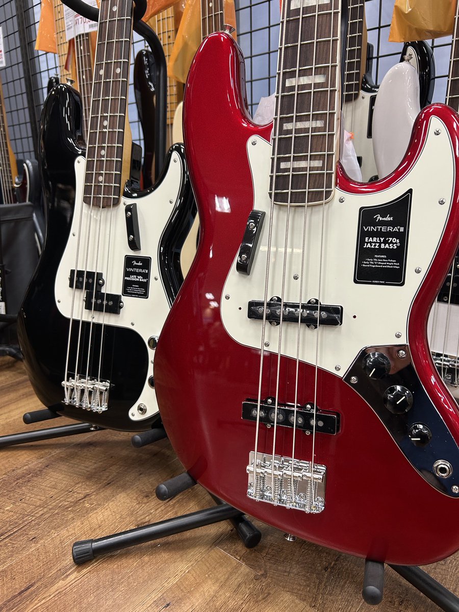 shima_umeda's tweet photo. 話題のFender VinteraⅢが当店にも入荷しております!
よりリアルなヴィンテージの風貌を纏っていますね✨
是非お試しください!! https://t.co/m05ulMeF68