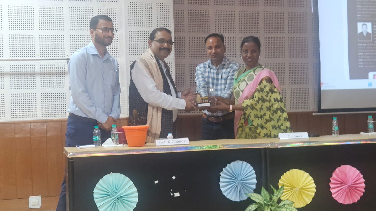 kg_suresh's tweet image. Addressed faculty &amp;amp; students of Centre for Journalism and Mass Communication, HNBGU Srinagar on Media Literacy today, on second day of visit to the University.
#MediaLiteracy 
@spsinghdu @SunilAmbekarM @mukulkanitkar @EduMinOfIndia @AshwiniVaishnaw @dpradhanbjp