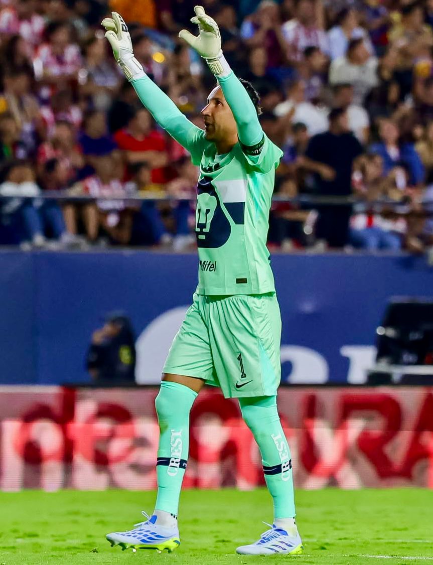 OffsideComms's tweet photo. 😉No, no es un tuit fijado... aunque pueda parecerlo.

@NavasKeylor volvió a ser el MVP del partido, volvió a dejar su portería a cero, volvió a realizar paradas antológicas... y @PumasMX ya es segundo. https://t.co/cZFh57tVq9