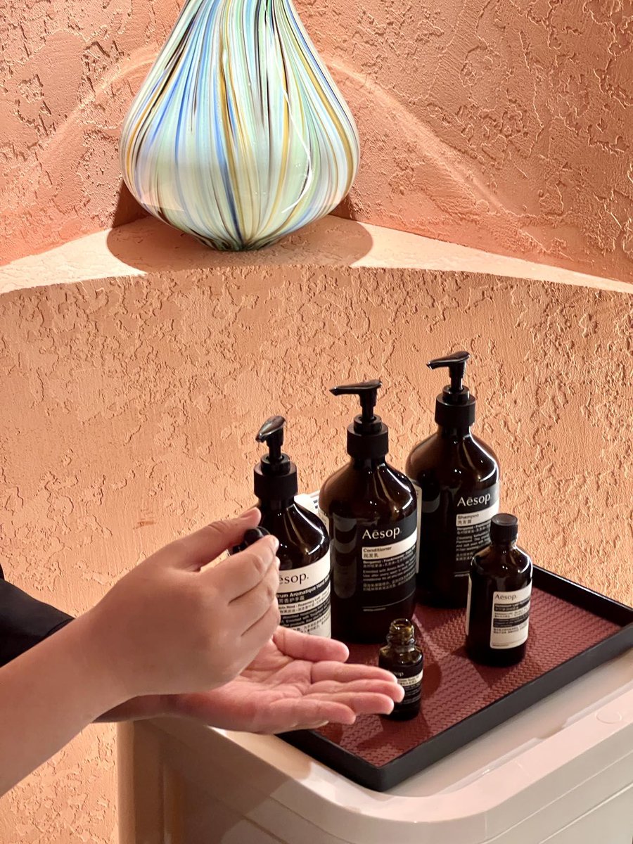 pelegrincharlo1's tweet image. Turn old wine bottles into chic plant holders! Clean, paint, add soil + a succulent—your zero-waste decor hack is here  #Upcycle #DIYDecor