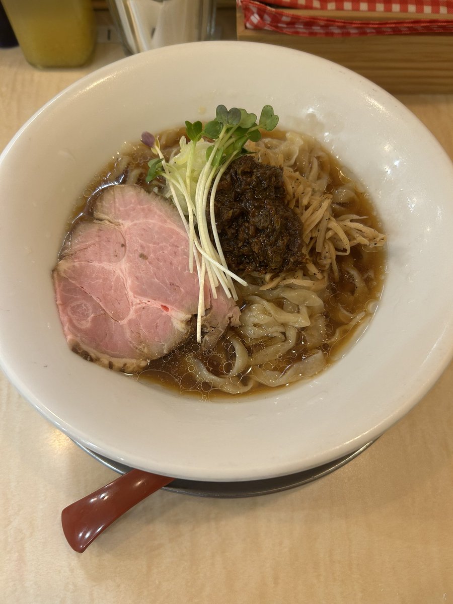都立家政駅　食堂七彩さんの「ふき味噌冷やしそば」

スッキリした醤油スープと自家製の平打ち縮れ麺と甘口のふき味噌が食欲をそそります！
細切りメンマのアクセントも小気味よく、スープ完飲してしまう美味しさは今日も健在です。

お試しを！！！

#食堂七彩　#ラーメン