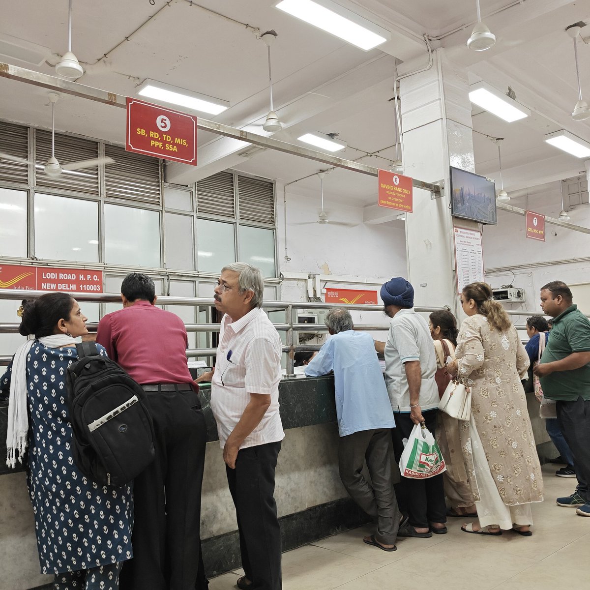 suman071's tweet photo. @IndiaPostOffice still lagging behind, Staff are helpless due to network issues since yesterday and customers, including Sr. Citizens, are frustrated. What is the solution? THAT TOO IN THE National Capital, Delhi Lodi Road Post office. https://t.co/4a9ZM3lsvx