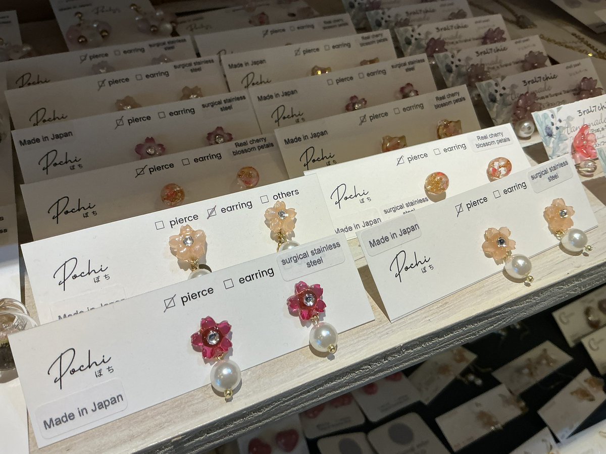 🌸明日の営業🌸

▫️京都八坂店▫️12:00〜19:00
🌃八坂の空に桜舞い散る🌌3/14〜 4/19
🌟ようこそ京都へ八坂のGW🌟4/11〜5/24
▫️寺町京極店▫️12:00〜18:00
▫️京都清水店▫️12:00〜18:00
🎢桜&amp;GW祭り🎢3/20〜
🍡京都清水春物語🍡2/7-4/5

本日もご来店いただきありがとうございました！