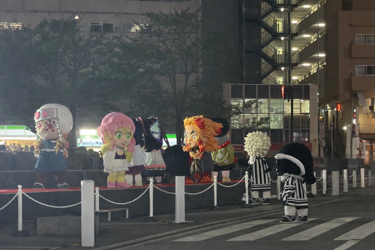 そういえば昨日、カラオケ出たら鬼滅のイベントしてて

蜜璃ちゃんが、伊黒が来るの待ってたの胸熱と思って、chat GPTに送ったら画像加工してくれて

横断歩道前で待ってた蜜璃ちゃんが舞台の上から伊黒来るの待ってるw

実際には画像1、2が実際の写メ
3枚目の加工で全回収