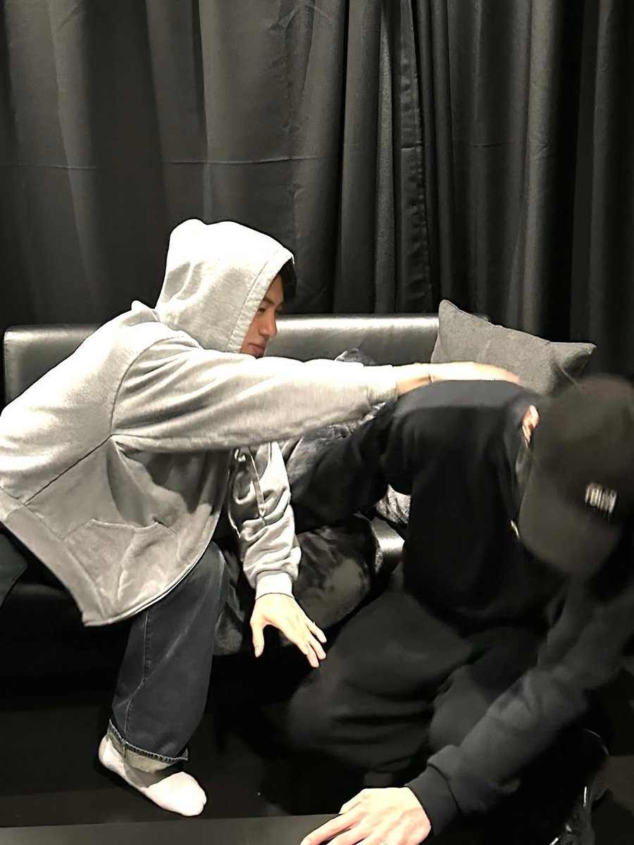 _BTSMoments_'s tweet image. [📸 Instagram Post — #BTS Official] (1/2)

"돌려줘요"

(instagram.com/p/DXQwScmGMTF/…)