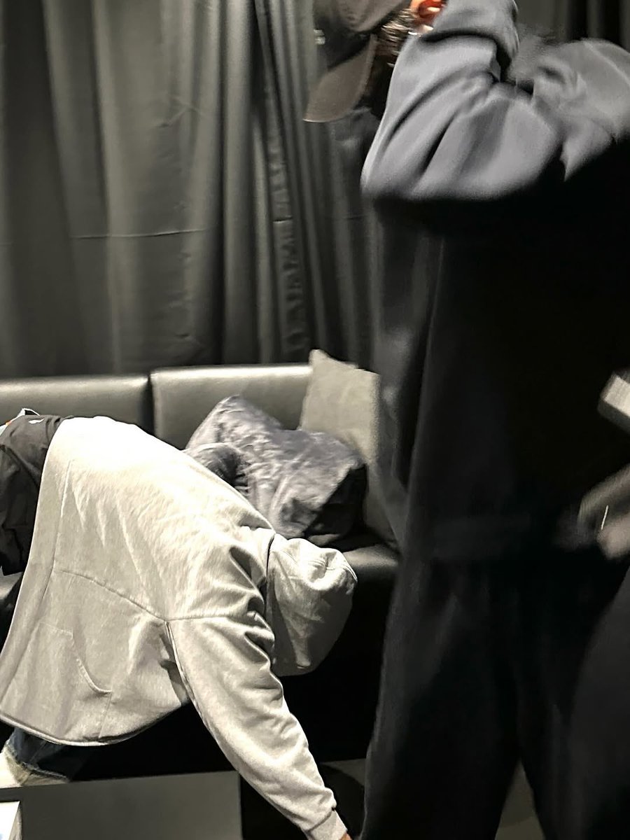 _BTSMoments_'s tweet image. [📸 Instagram Post — #BTS Official] (1/2)

"돌려줘요"

(instagram.com/p/DXQwScmGMTF/…)