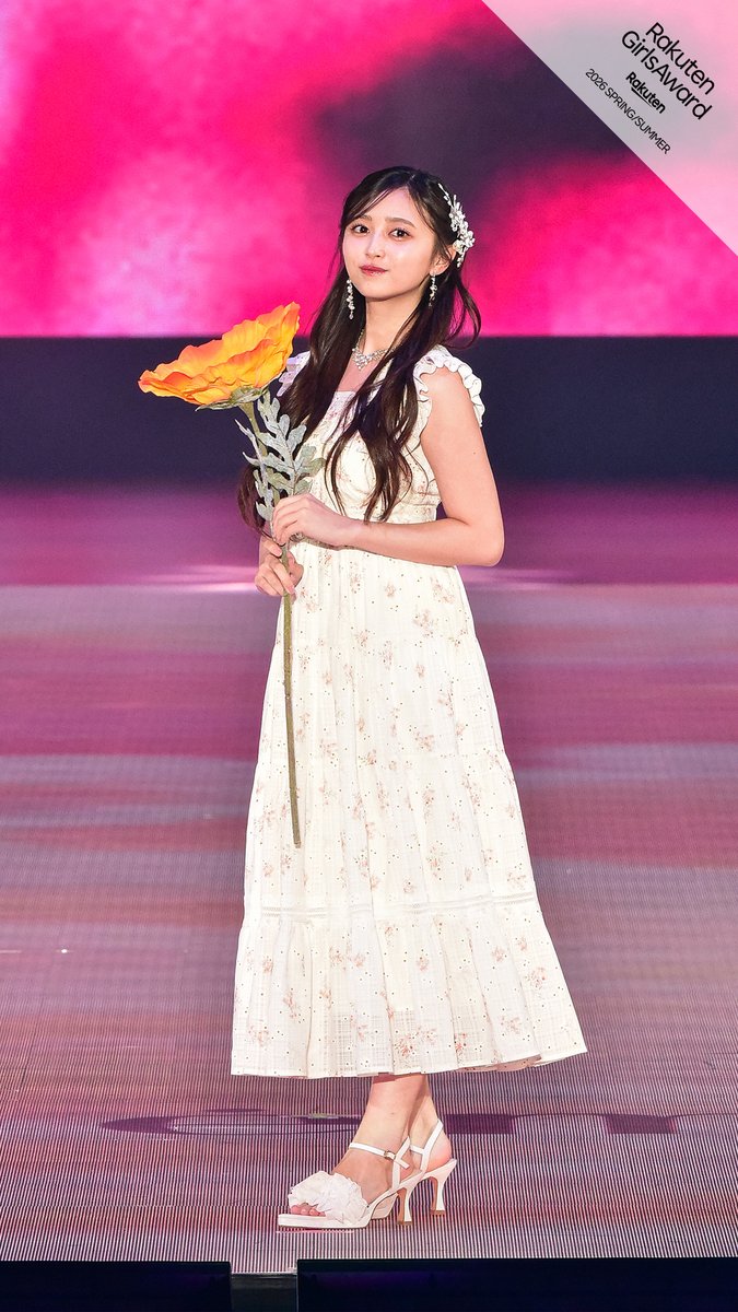 evelyn のステージでは、#乃木坂46 の #遠藤さくら さんが登場