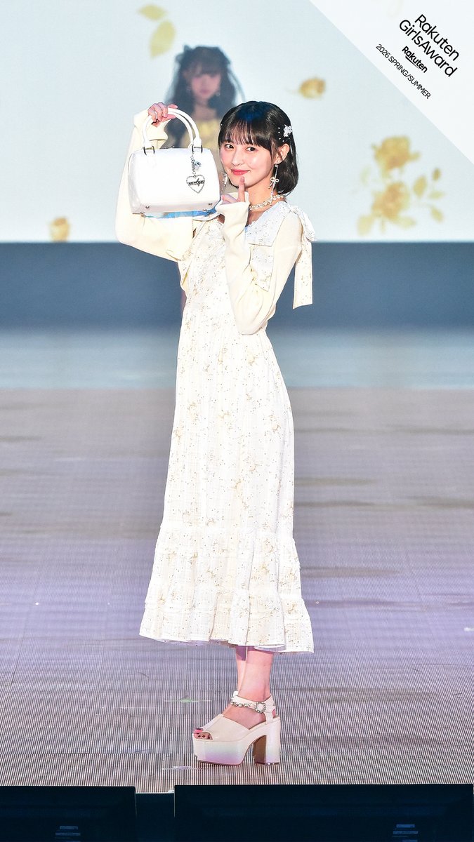 evelyn のステージでは、#乃木坂46 の #遠藤さくら さんが登場