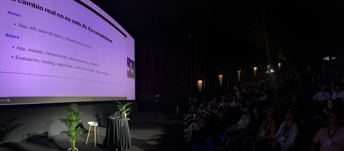 davidjrh's tweet photo. Comienza la fiesta del #GlobalAzure Spain en directo con @elbruno (ojo, las 3am en Toronto! Mil gracias por la conexión!) https://t.co/FYrkSqlv3D