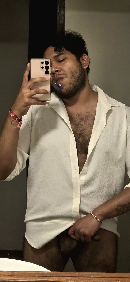 fullguiller's tweet photo. Qué ganotas de un cabron aquí pegándome un mamadon y pegándome en los huevos también. 😛

Mi verga negra y peluda necesita un putito 
#bator #uncut #verga https://t.co/bhOjSGkkd1
