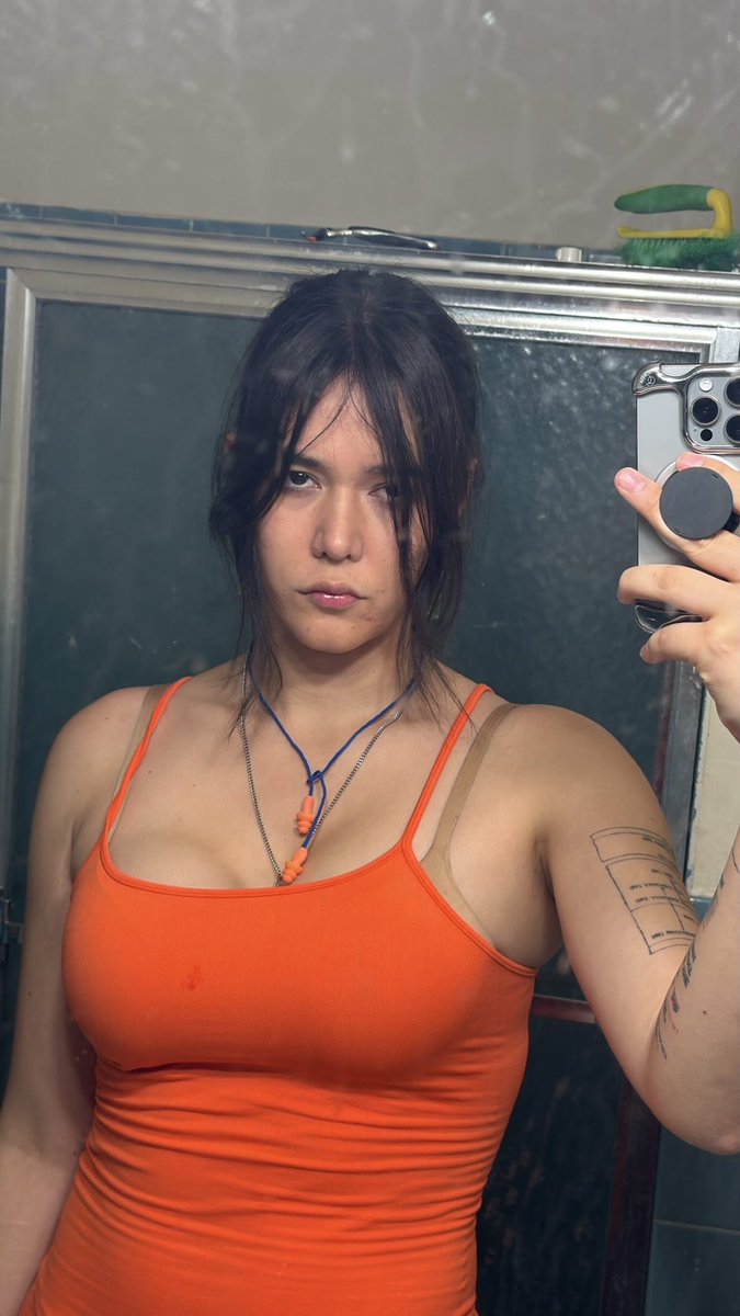 girlfriend museum tweet media