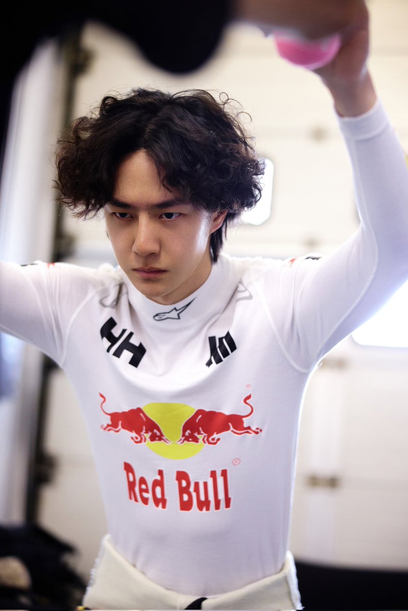 yibow0085's tweet image. YIBO-OFFICIAL weibo update.
#85RACING
「比赛日 𝗗𝗔𝗬 𝟭」
蓄能逐速，稳驭向前，
目光锁定赛道终点，85号车组加油！🏁
#WangYibo #王一博 #หวังอี้ป๋อ