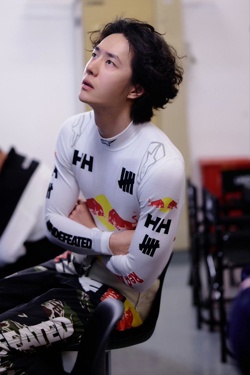yibow0085's tweet image. YIBO-OFFICIAL weibo update.
#85RACING
「比赛日 𝗗𝗔𝗬 𝟭」
蓄能逐速，稳驭向前，
目光锁定赛道终点，85号车组加油！🏁
#WangYibo #王一博 #หวังอี้ป๋อ