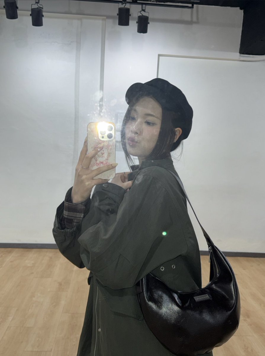 swan hours tweet media