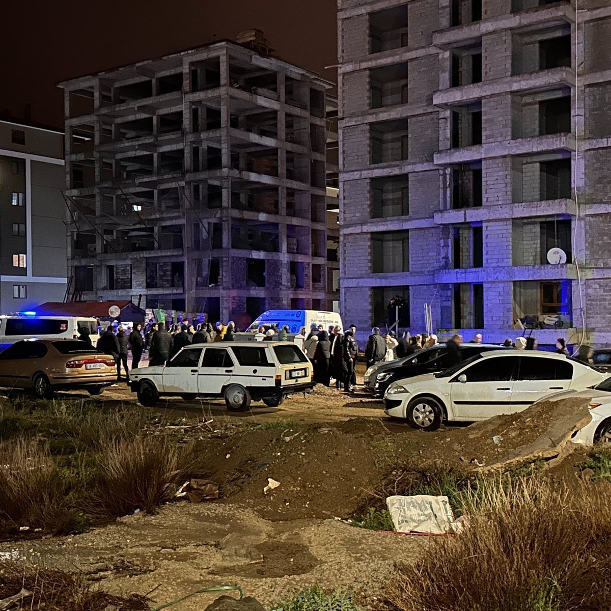 Muhammethlc's tweet photo. Kayıp lise öğrencisi ölü bulundu!

Isparta'da 16 yaşındaki kayıp lise öğrencisi Feyza Keskin, inşaat halindeki boş bir binanın önünde ölü olarak bulundu. https://t.co/ZU0gjMCUYg