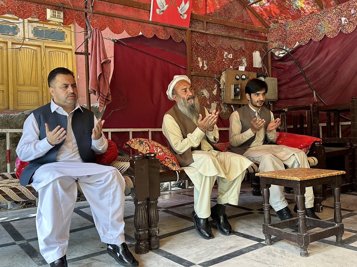 umaraliqwp's tweet photo. ناواگئی (باجوڑ)؛
فرذند متوکل خان شہید،سکندر شہزاد ایڈوکیٹ کے ہمراہ شہید مولانا خانزیب کی رہائشگاہ آمد، شیخ جہانزادہ سے ان کی اہلیہ کی وفات پر تعزیت اور ایصال ثواب کیلئے فاتحہ خوانی کی۔
اس موقع پر سید باچا،ڈاکٹر ذیشان مجید اور رضاءاللہ بھی ہمراہ تھے. #کورکليُ #غم_ښادیُ #کلي_وطن https://t.co/FYCpFMHGV0