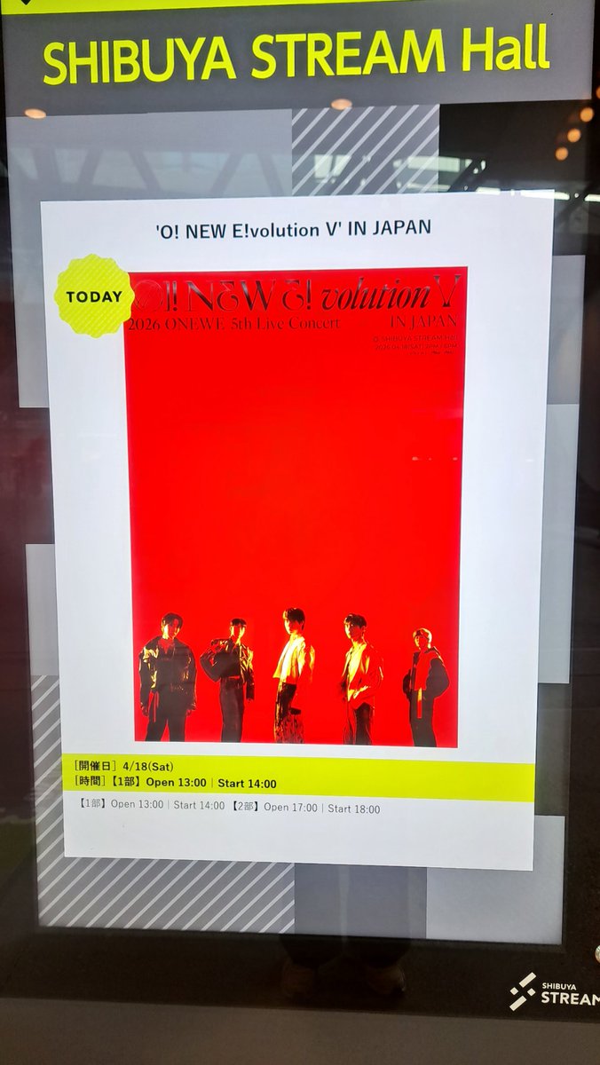 0329__0817's tweet photo. 아 공연 하나도 준비 안 하고 와서 꽤나 앞자리인줄 알았는데 걍 꼬래비자리였던 점 ㅋㅋㅋ 스탠딩인 점... 여러모로 걍 당일치기 시험 같음 ㅋㅋㅋㅋㅋㅋㅋ  그래두 재밌게 보자 https://t.co/QcXi0ZtcHs