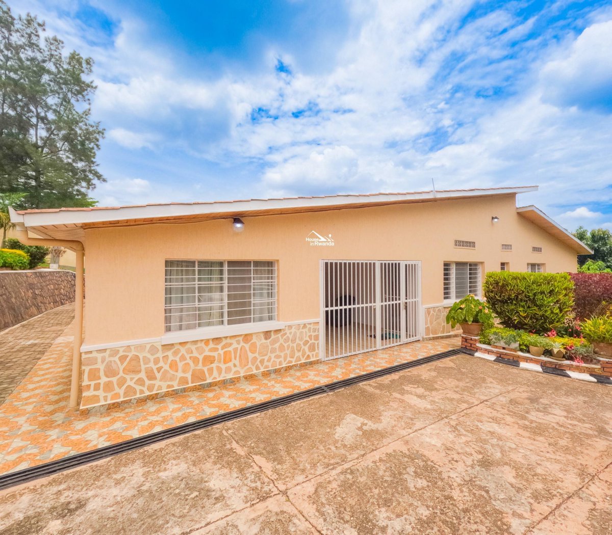 HouseInRwanda's tweet image. 🏠Kigali Fully Furnished House for Rent in Kacyiru🆕

💸Price: Price on request 
🛏️ Bedrooms:5
🛁 Bathrooms:3
👍Furnished: Yes 
🚗 Parking Available

For further details:👇houseinrwanda.com/property/rent/… 

Contact name: Berhane KAHSAY 

#Houseinrwanda #apartments #rentinkigali