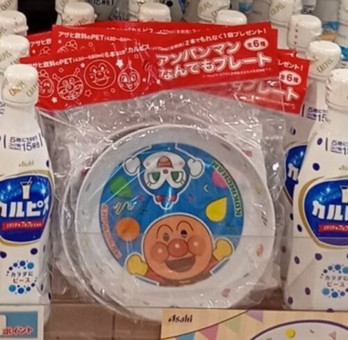 shimapatobu's tweet photo. アサヒ飲料『アンパンマン』なんでもプレートおまけがもらえるキャンペーン開催店舗はどこ？いつから？2026年春夏！全6種類！

https://t.co/GrtBYmfQua

#アサヒ飲料　#アンパンマン　#おまけ　#子育て　#キッズ　#ベビー

2026年4月18日（土）ころより目撃があります。コープなど。
4月21日（火）には展開店舗も広がると思います。

アンパンマン＆しょくぱんまん（レッド）
アンパンマン＆バイキンマン（パープル）
アンパンマン＆ドキンちゃん（ピンク）
アンパンマン＆コキンちゃん（ブルー）
アンパンマン＆メロンパンナちゃん（グリーン）
アンパンマン＆カレーパンマン（イエロー）

少し深めのお皿になります。