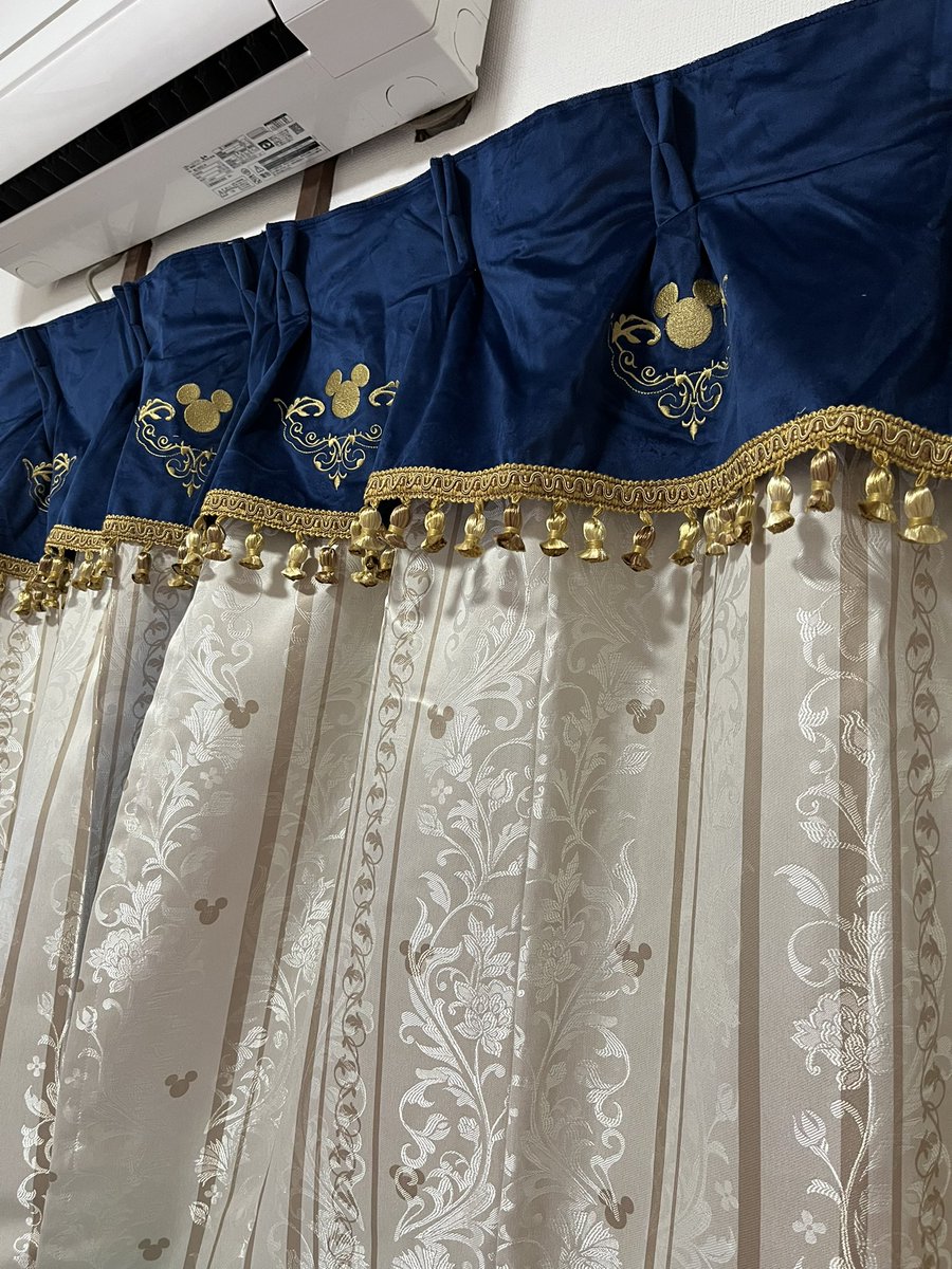 このカーテン見つけてからずっと欲しくて買ってあったのがやっと吊るえた！
可愛い💕
床も片付けてラグ引きたい（笑）
整理整頓しなくちゃなぁ…めちゃ苦手だけど。