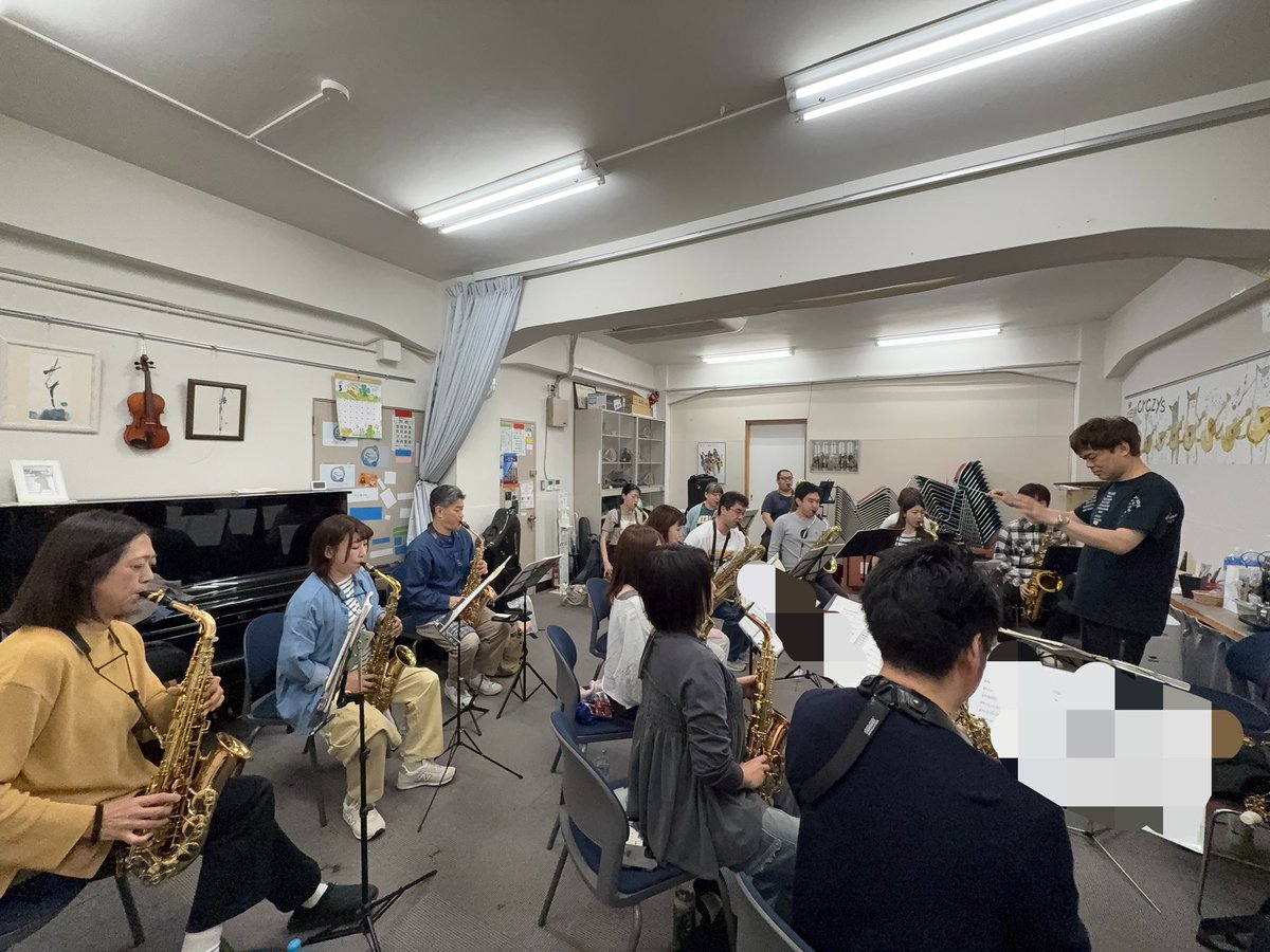 SaxofonoR's tweet photo. 定期演奏会まであと１日🎷❗️

本日は西尾先生の合奏でした。

『オーヴェルニュの歌』での美しいソロ、
そして『弦楽セレナーデ』『ルスランとリュドミラ』での指揮。

たくさんの学びをいただき、本番に向けて一気に仕上がってきました✨

チケット•詳細はこちらから↓
🎫https://t.co/9kyfz7V2Xq https://t.co/wsFUYLREcf