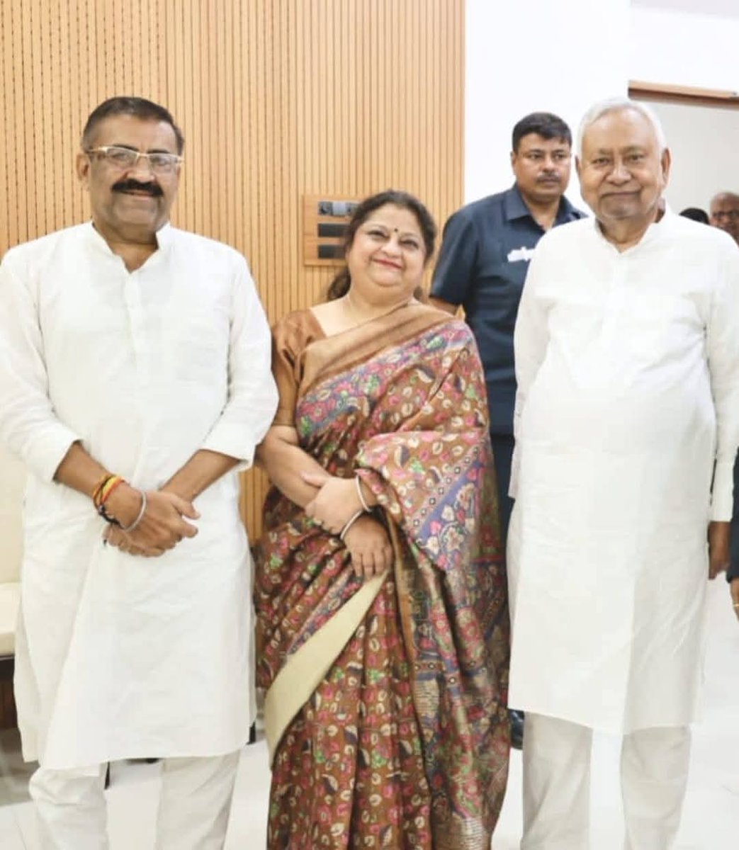 anantarorapt's tweet photo. आज सीएम हाउस 1अणे में विकाश पुरुष मेरे मार्गदर्शक आदरणीय श्री नीतीश कुमार जी से आत्मीय मुलाकात,साहब का प्यार आशीर्वाद मिला
Nitish Kumar 
Janata Dal (United) 
Vijay Kumar Choudhary 
Umesh Singh Kushwaha 
Sanjay Kumar Jha 
LALAN SARAF FAN CLUB https://t.co/WvPuVxnSDi