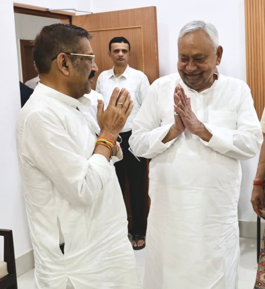 anantarorapt's tweet photo. आज सीएम हाउस 1अणे में विकाश पुरुष मेरे मार्गदर्शक आदरणीय श्री नीतीश कुमार जी से आत्मीय मुलाकात,साहब का प्यार आशीर्वाद मिला
Nitish Kumar 
Janata Dal (United) 
Vijay Kumar Choudhary 
Umesh Singh Kushwaha 
Sanjay Kumar Jha 
LALAN SARAF FAN CLUB https://t.co/WvPuVxnSDi