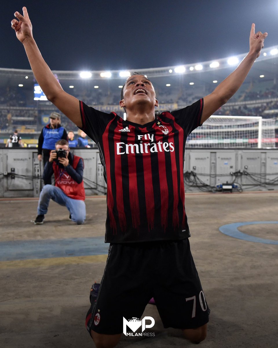 MilanPress_it's tweet photo. Il miglior marcatore degli ultimi 10 anni di Milan in Serie A con 18 gol.

Avreste mai pensato nel 2016 di rimpiangere Carlos Bacca?

📸 IPA Agency

#Bacca #Milan #milanpress https://t.co/A3eYUWheLx