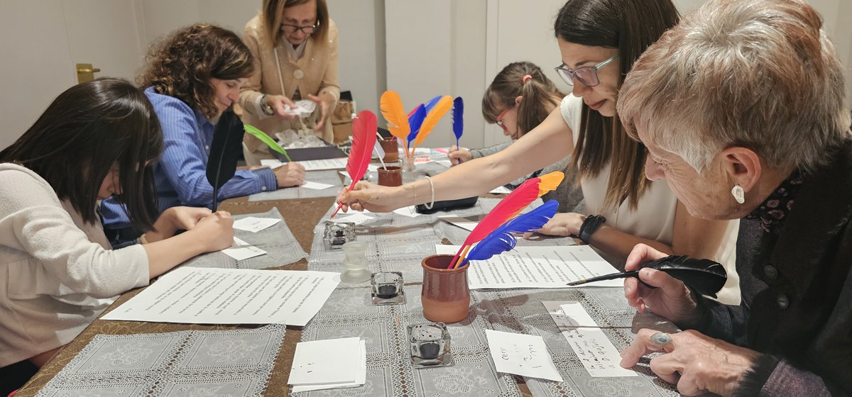 dulaci's tweet photo. PRÓXIMO: @cbamadrid  DÍAS 24 Y 25 abril. Lee y escribe el Quijote.
#LAARROBADECERVANTES es un proyecto educativo #STEAM y de animación a la lectura que une la tradición de escribir el Quijote con pluma de ave y tinta, con tecnologías digitales actuales. #EsribirQuijote. https://t.co/S0FjcjNY8U
