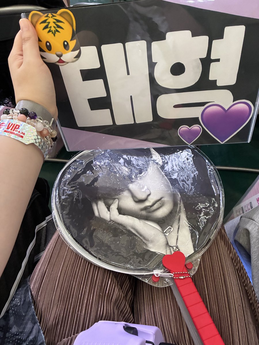 kh_bts1230's tweet photo. 時間もなくてボード作るのも無理だったので初東京ドーム一緒に行った時のものと一緒に🥹楽しんできます！アミのみんな楽しもー！ https://t.co/3RSudiHyUN