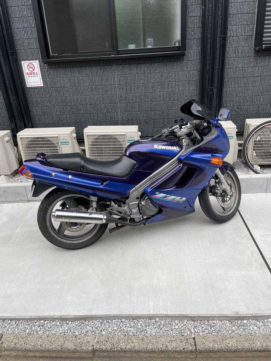 siraruzzz's tweet photo. Kawasakizzr250 売ります
アイドリング不安定です
バッテリー新品です
エンジンかかりそうでかかんなくて
ほぼ不動です。
気になる方dmかリプください
#バイク
#250cc 
#バイク売ります
#バイク買います
#原付買います https://t.co/vBQLpukqjv