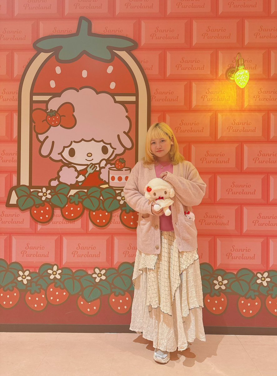 ピアノちゃん可愛いなぁとずっと思ってはいたものの…

ショップを見てたらあまりにも可愛いピアノちゃんを見つけてしまって落ちました。可愛い……🍓🩷

ショップでなっしーとめっちゃわちゃわちゃした🤣笑
なっしーが写真可愛く撮ってくれてはぴはぴ😉🩷